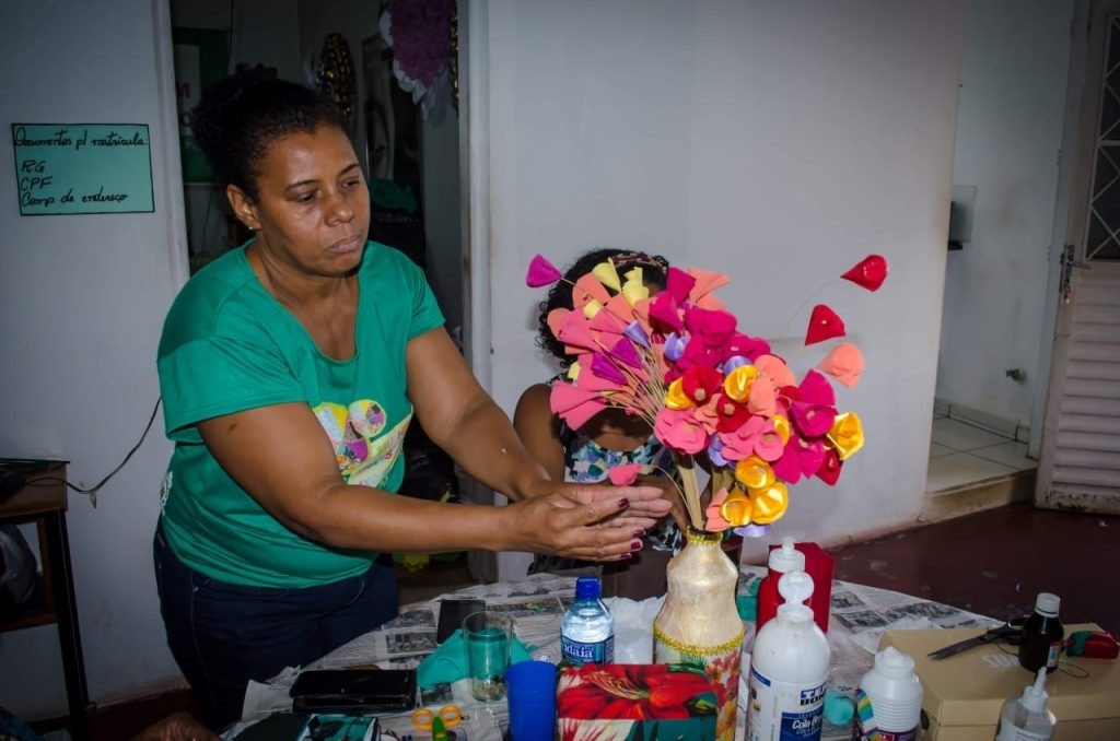 Coletivo de Mulheres da Comurg participa de oficina de reaproveitamento de recicláveis com foco no empreendedorismo, neste domingo (13/11)