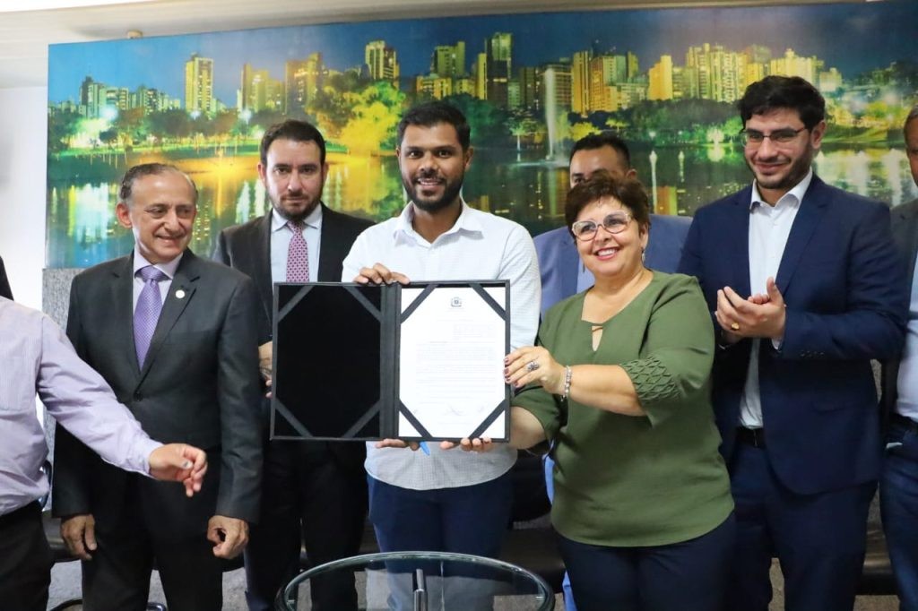 Romário Policarpo defende valorização da Educação, ao sancionar lei que concede aumento de gratificação a diretores de escolas e Cmeis