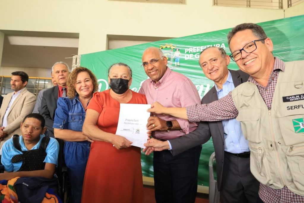 Rogério Cruz entrega mil escrituras de casas a moradores de cerca de 20 bairros, e programa de regularização fundiária alcança 4,6 mil famílias na atual gestão