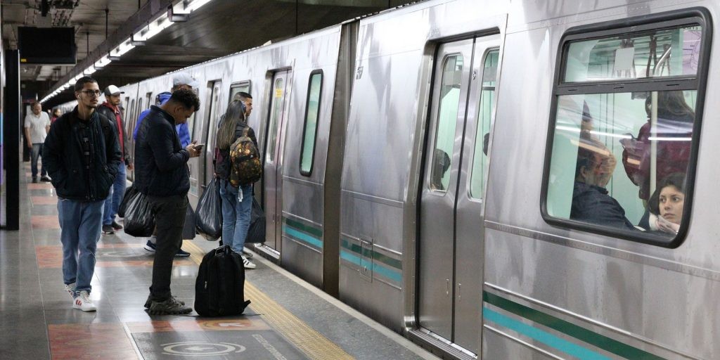 Metrô de SP faz operação contra assédio sexual nas estações