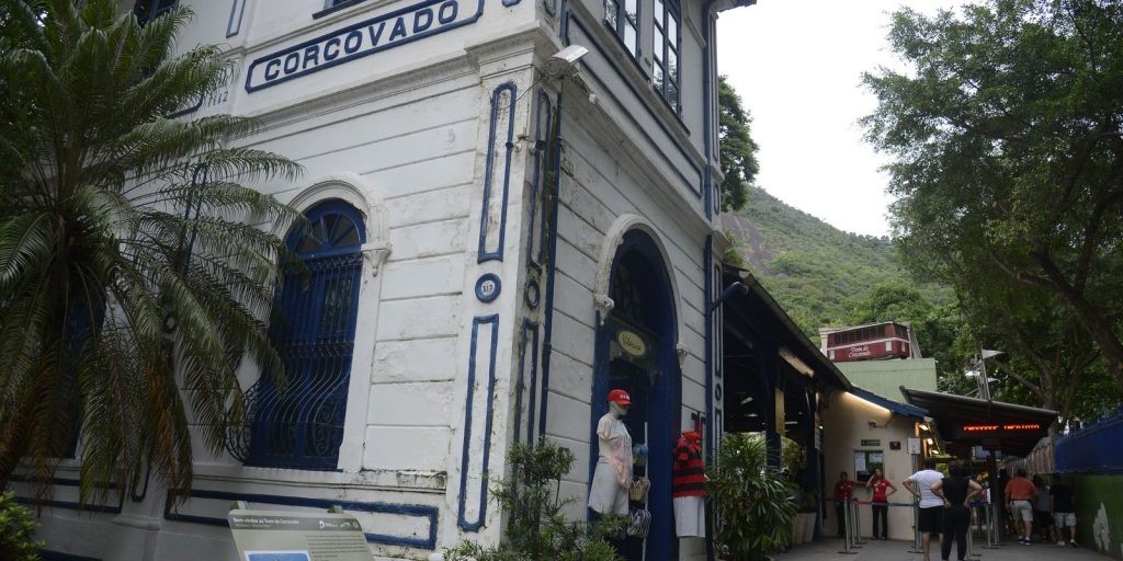 Trem do Corcovado reabre após queda de árvore interromper serviço