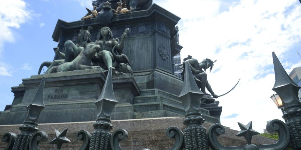 Monumento reinaugurado para o bicentenário é depredado no Rio