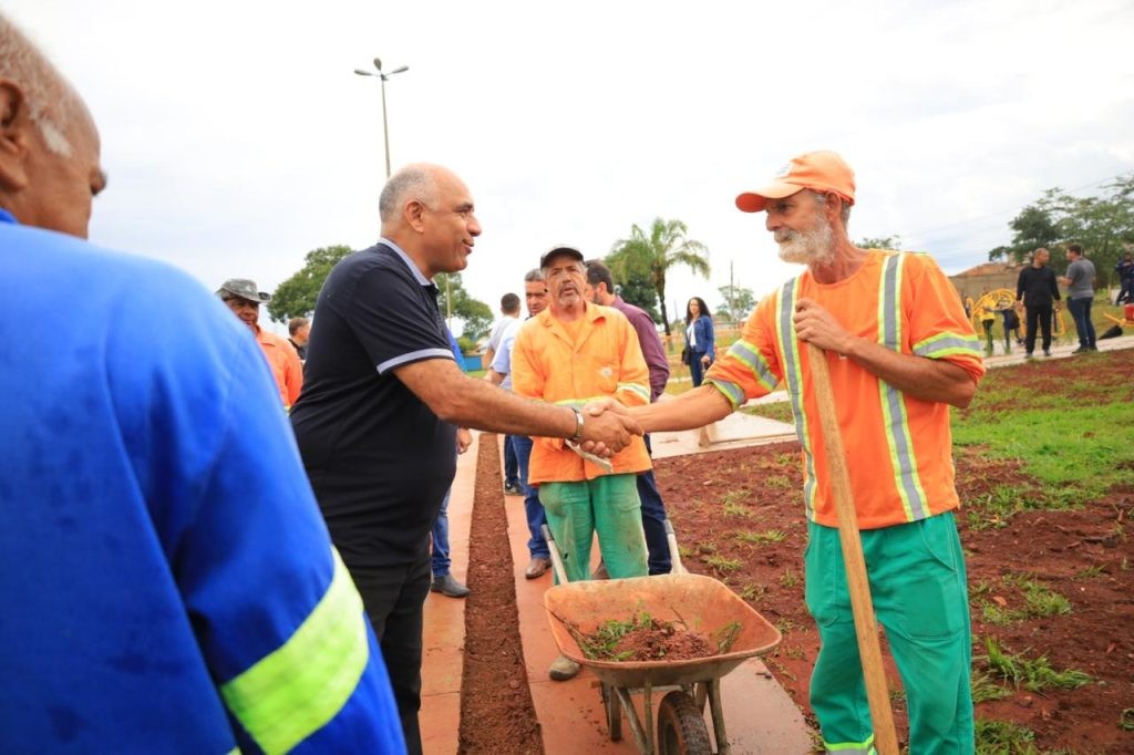 Rogério Cruz vistoria obras acompanhado de secretários e vereadores, nesta sexta-feira (09/12)