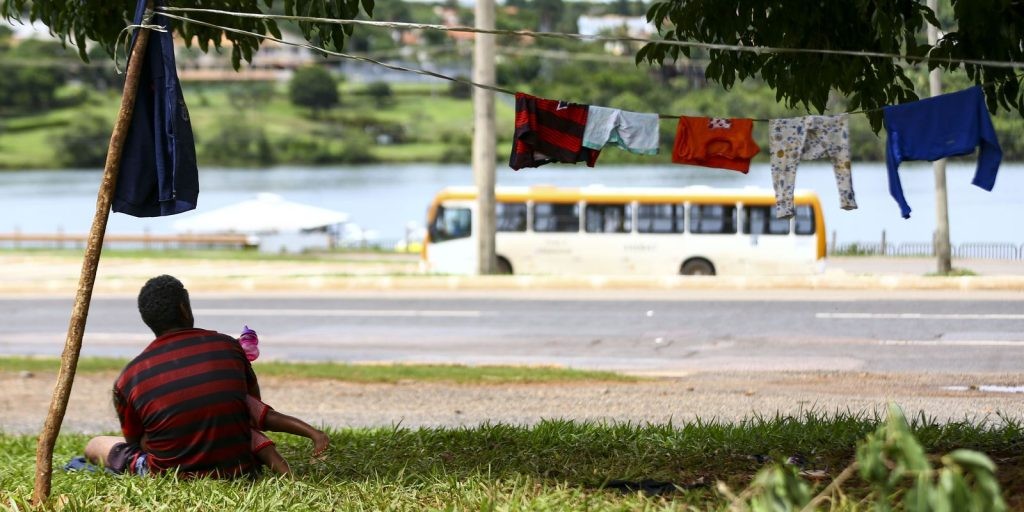 Famílias carentes acampadas em Brasília ficam indiferentes à Copa