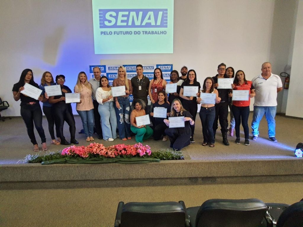 Prefeitura de Goiânia entrega certificados à primeira turma do Curso de Mecânica de Motocicletas formado por mulheres