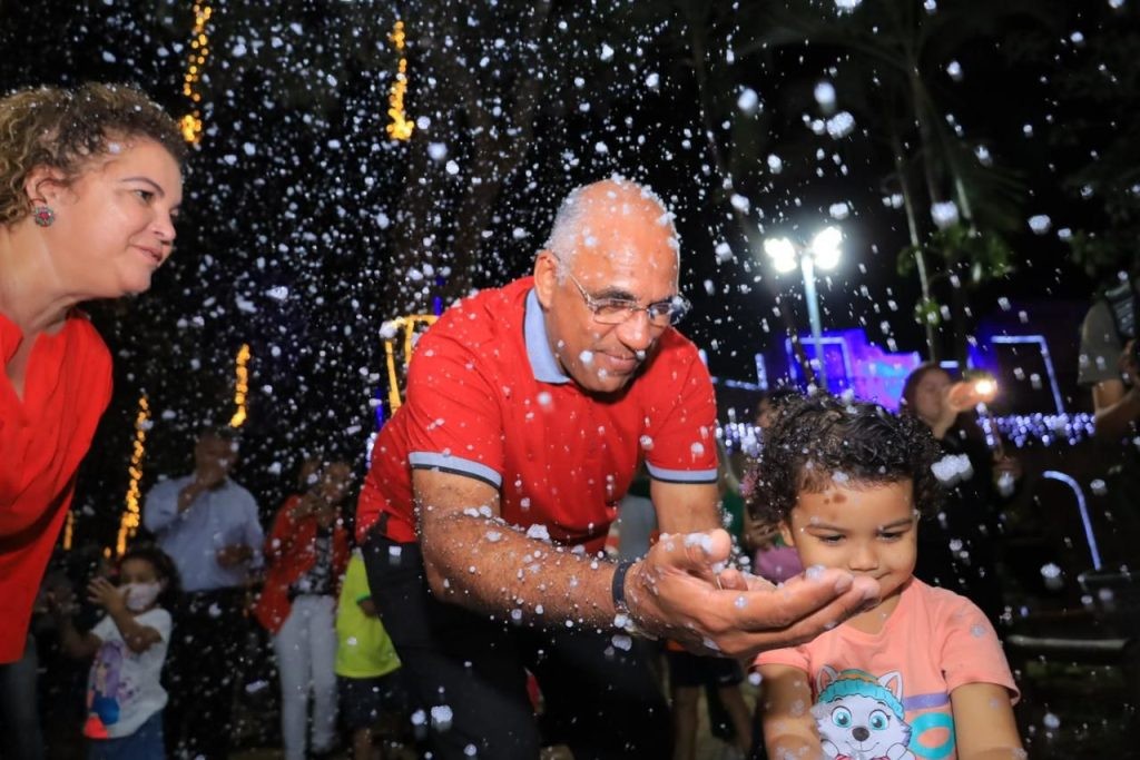 Rogério Cruz inaugura iluminação natalina no Parque Mutirama e na Praça Tamandaré