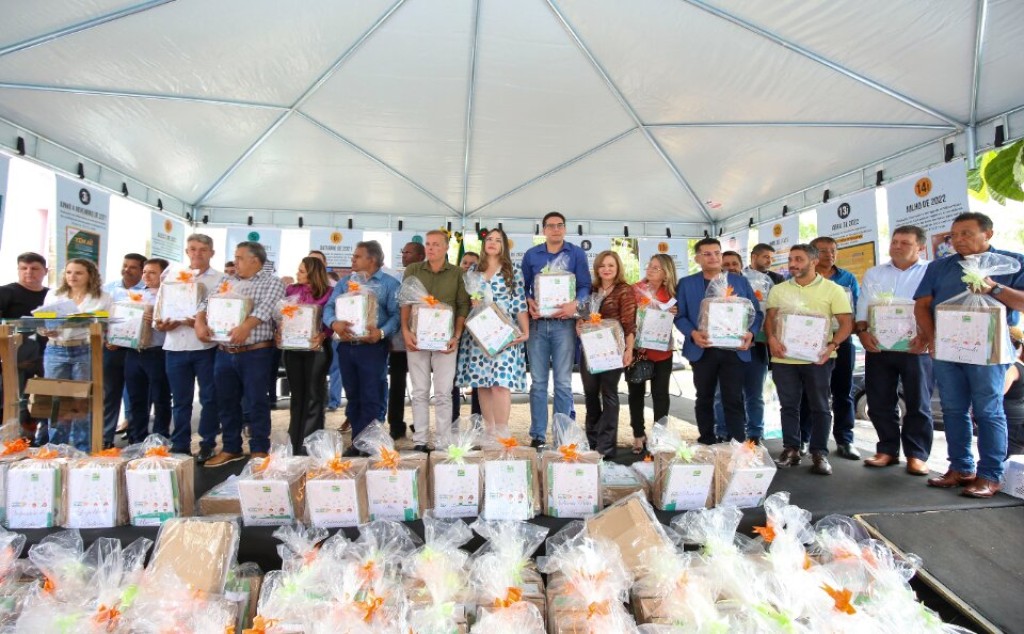 Seduc inicia entrega de kits escolares para estudantes do Ensino Fundamental