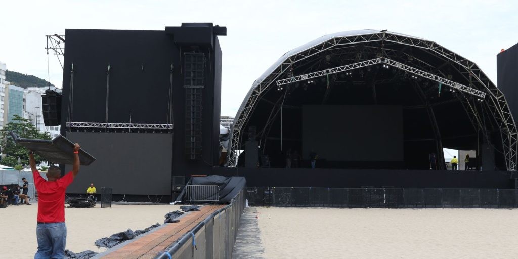 Turistas se preparam para virada do ano em Copacabana
