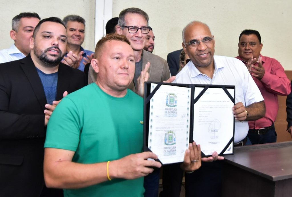 Rogério Cruz entrega primeiro Alvará de Localização e Funcionamento da Reocupação dos Mercados Municipais