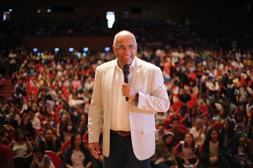 Rogério Cruz anuncia ajuda de custo para os mais de 19 mil servidores da Educação em dezembro, e entrega de kits escolares para estudantes em 2023