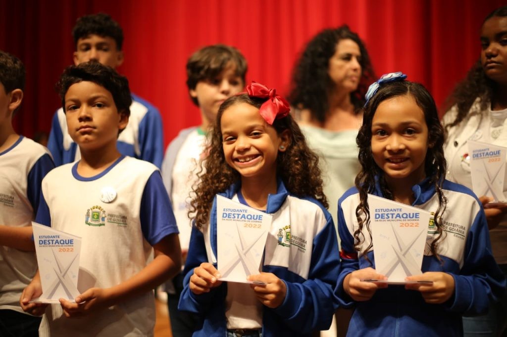 Rogério Cruz presta homenagem a estudantes destaque em 2022 e aponta "salto de qualidade na Rede Municipal de Ensino"