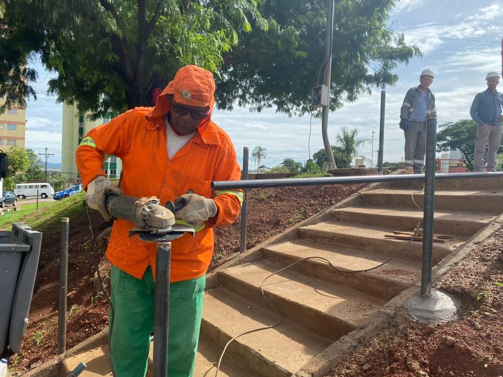 Prefeitura de Goiânia instala equipamentos de segurança e revitaliza Praça da Bíblia, no Setor Leste Vila Nova