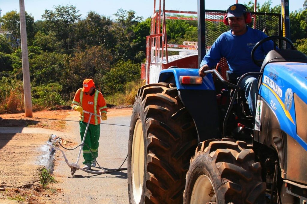 Prefeitura de Goiânia faz pintura de meio-fio em praças e vias dos setores Santos Dumont e Recreio Panorama, nesta sexta-feira (30/12)