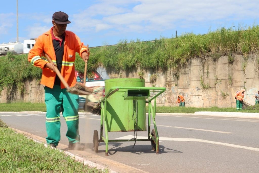 Prefeitura de Goiânia leva serviços de varrição e limpeza urbana a 50 bairros, nesta quarta-feira (07/12)
