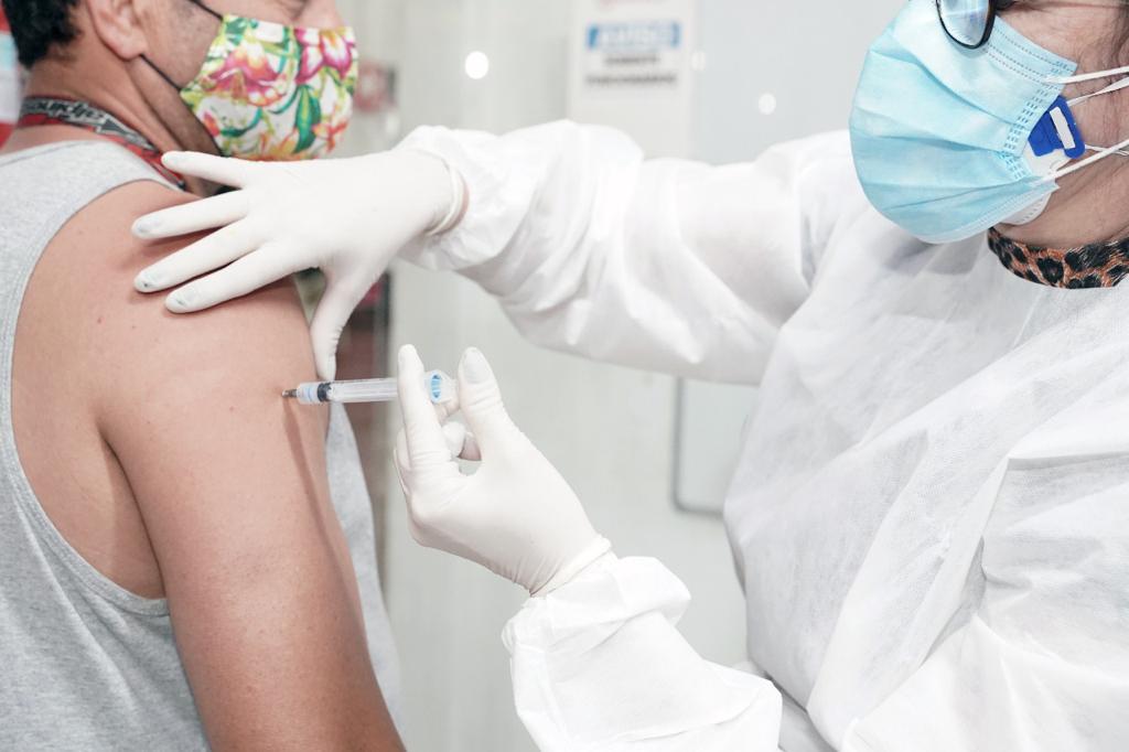 Governo de Goiás alerta sobre importância da vacina contra Covid-19 com proximidade das festas de final de ano