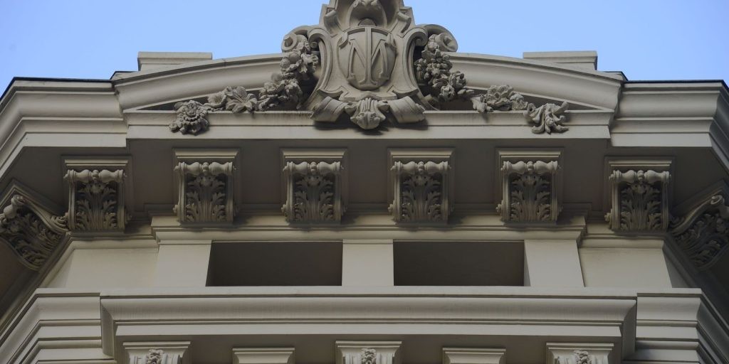 Jovens artistas se apresentam na entrada do Theatro Municipal do Rio