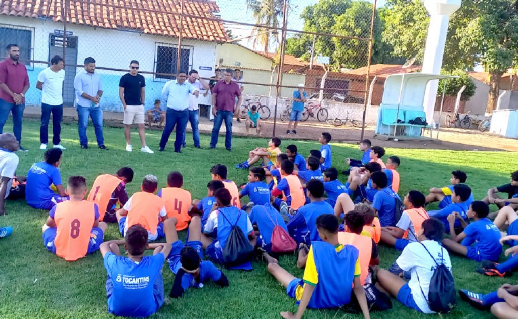 Projeto esportivo do Governo do Tocantins recebe visita do atacante do São Paulo, Danilo Gomes