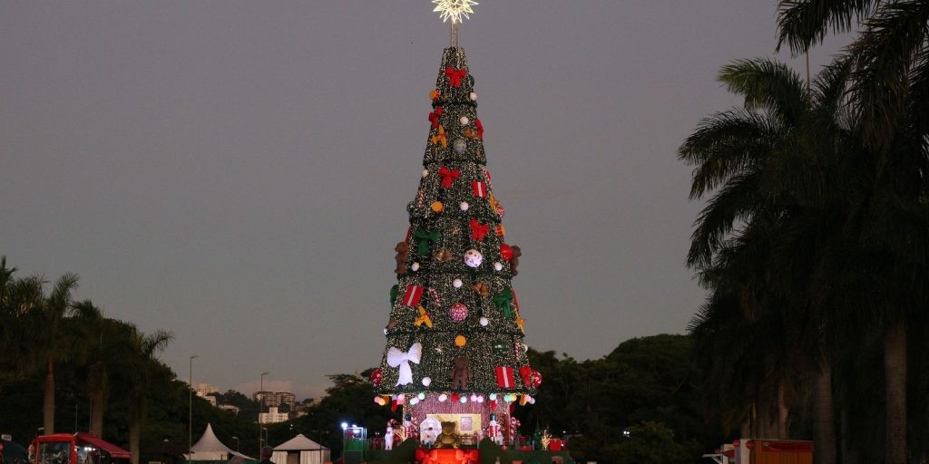 Parque Villa-Lobos, em SP, exibe Árvore de Natal com 52 m de altura