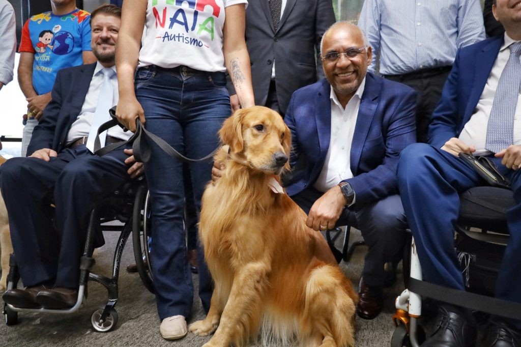 Rogério Cruz sanciona lei que garante acesso de pessoas com deficiência e seus cães de assistência em qualquer localidade, comercial ou industrial, em veículos de transporte público e privado