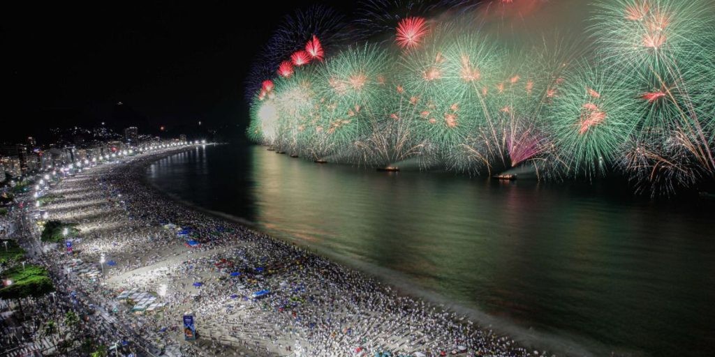 Detectores de metais reforçam segurança no réveillon de Copacabana