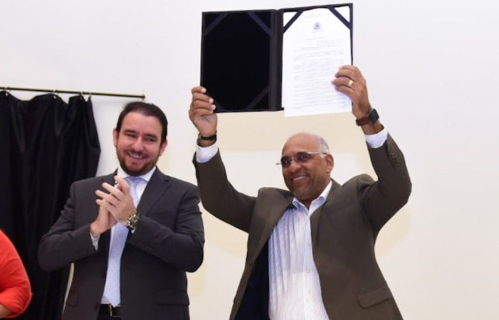 Rogério Cruz sanciona ajuda de custo para cerca de 19 mil servidores da Educação, em dezembro, com acréscimo de 25% no valor aprovado em projeto de lei