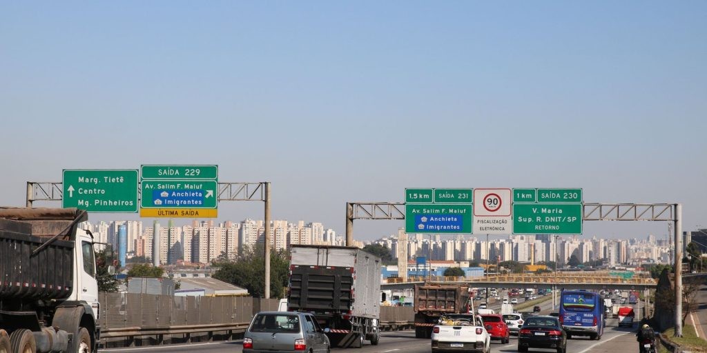 SP: 2,2 milhões de veículos devem deixar a capital no fim de ano