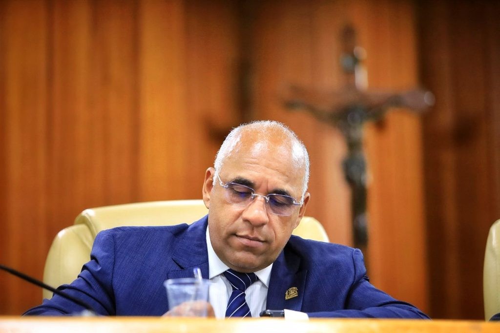 Rogério Cruz entrega projeto que cria cargos de Agente Comunitário de Saúde (ACS) e de Agente de Combate às Endemias (ACE), durante prestação de contas na Câmara Municipal