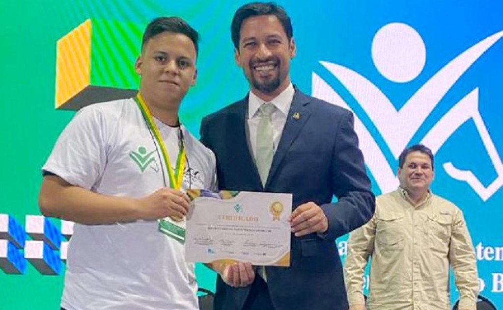 Estudante tocantinense recebe medalha de Ouro da Olimpíada do Bicentenário da Independência, em Brasília