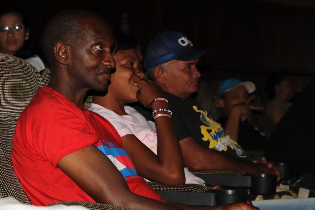 Moradores em situação de rua relatam sensação de entrar em sala de cinema pela primeira vez, e agradecem Prefeitura de Goiânia por exibição de jogo da Seleção Brasileira no Goiânia Ouro