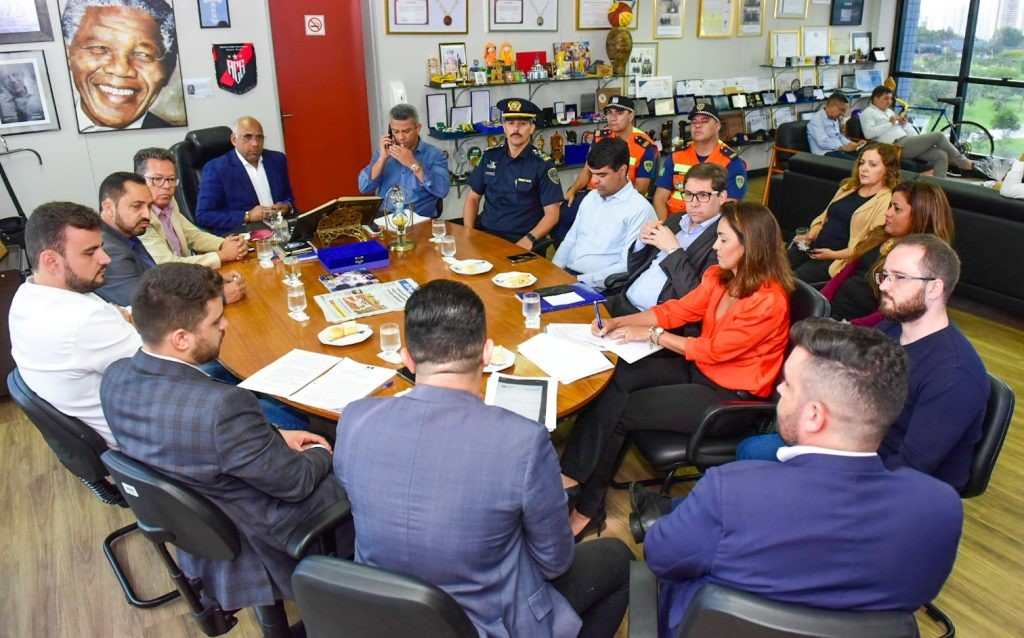 Rogério Cruz anuncia regularização de área no Setor Urias Magalhães, o que evita desapropriações, e afirma que moradia é "direito fundamental das famílias"