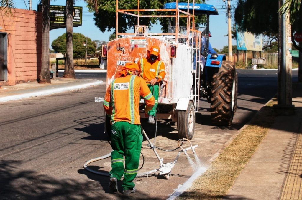 Prefeitura de Goiânia revitaliza meio-fio das avenidas T-9 e Mutirão, na madrugada desta terça-feira (13/12)