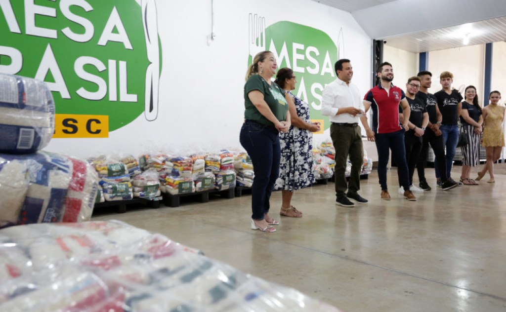 Educação realiza a entrega de quatro toneladas de alimentos arrecadados em apresentações do Balé Popular