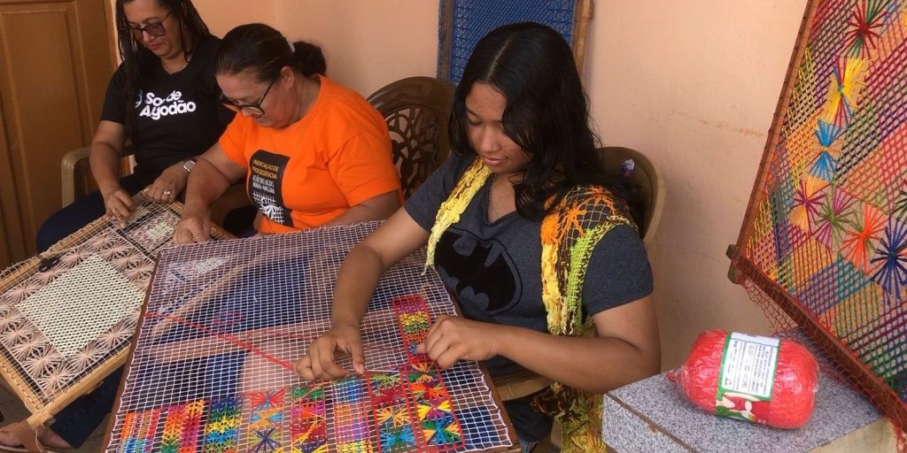 Colorido do bordado filé de Alagoas encanta artesãs francesas