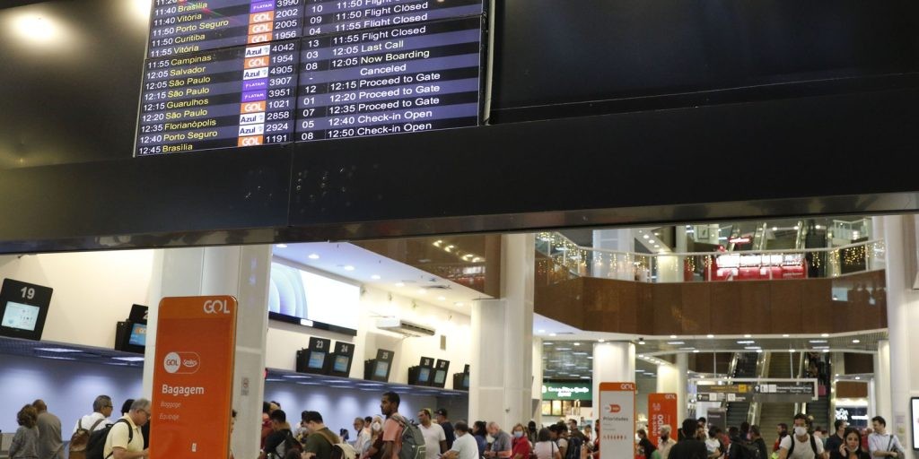 Voos em atraso começaram se normalizar durante a manhã desta segunda