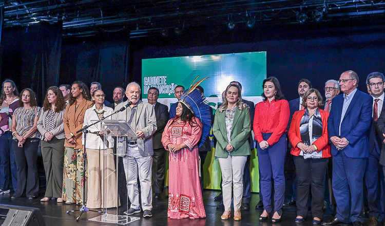 Lula: “Vamos começar trabalhando, temos de gerar emprego e distribuir renda”