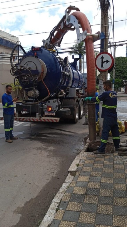 Prefeitura de Goiânia providencia limpeza de bocas de lobo em 16 bairros, nesta segunda-feira (23/01)