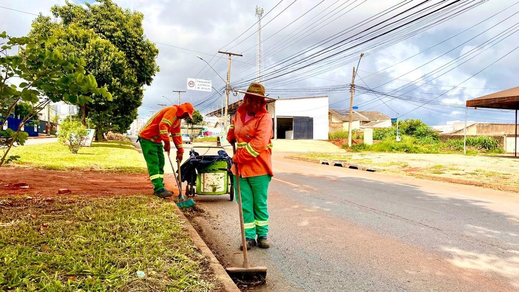 Prefeitura trabalha em praças de 13 setores e leva serviços de limpeza a 70 bairros de Goiânia, nesta quarta-feira (25/01)