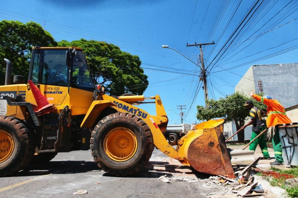 Prefeitura remove entulhos e realiza limpeza urbana em 50 bairros de Goiânia, nesta terça-feira (10/01)