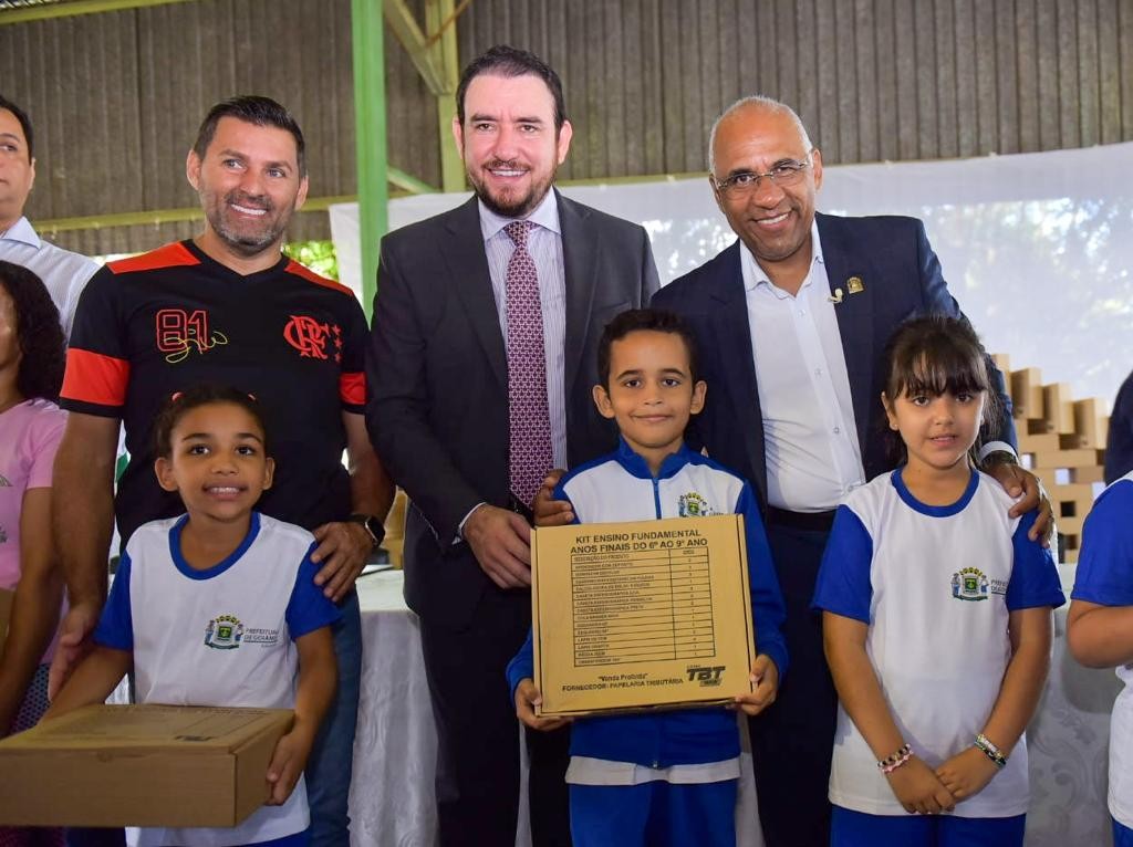 "Investimos em acesso à educação”, afirma Rogério Cruz ao iniciar entrega de 80 mil kits escolares para alunos da rede municipal de ensino