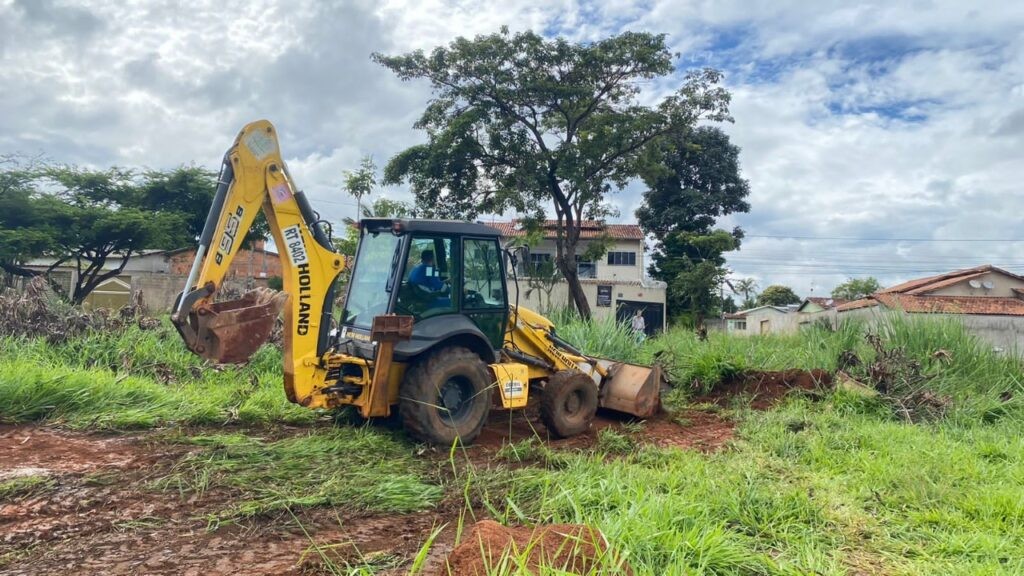 Prefeitura de Goiânia faz roçagem no Residencial Eli Forte e limpeza em outros 50 bairros, nesta quinta-feira (26/01)