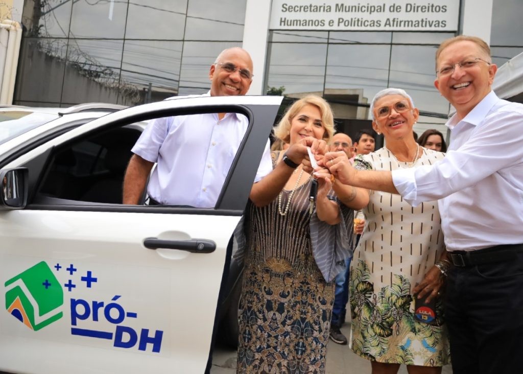 Rogério Cruz entrega veículo e equipamentos eletrônicos para Secretaria de Direitos Humanos e Políticas Afirmativas, e ressalta "compromisso de cuidar das pessoas"