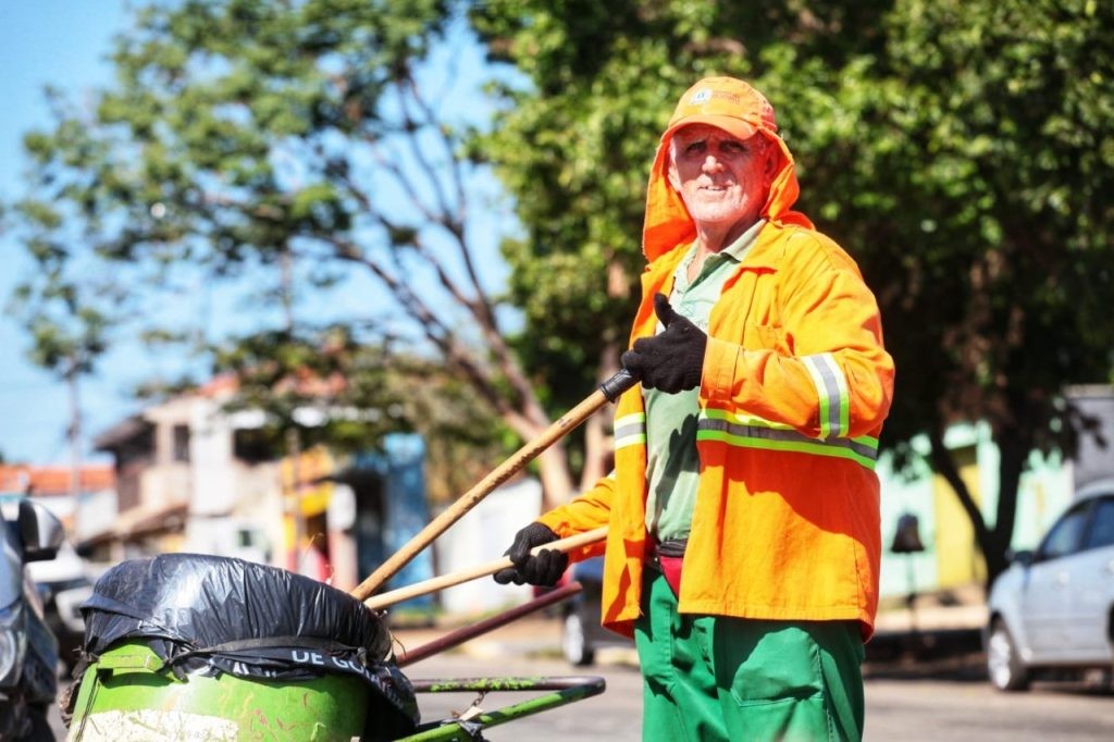 Prefeitura leva serviços de varrição, poda de grama e rastelação a 60 bairros de Goiânia, nesta quarta-feira (04/01)