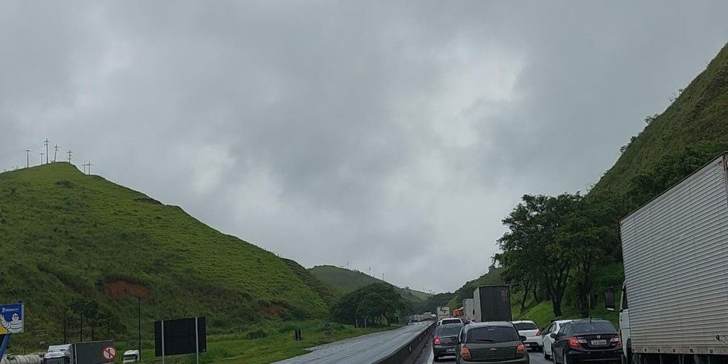 Queda de barreira provoca nova interdição da Via Dutra no Rio