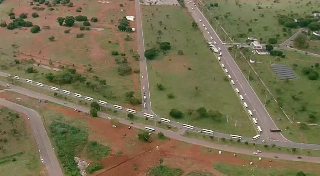 Comboio com 40 ônibus leva 1.200 presos do acampamento em Brasília