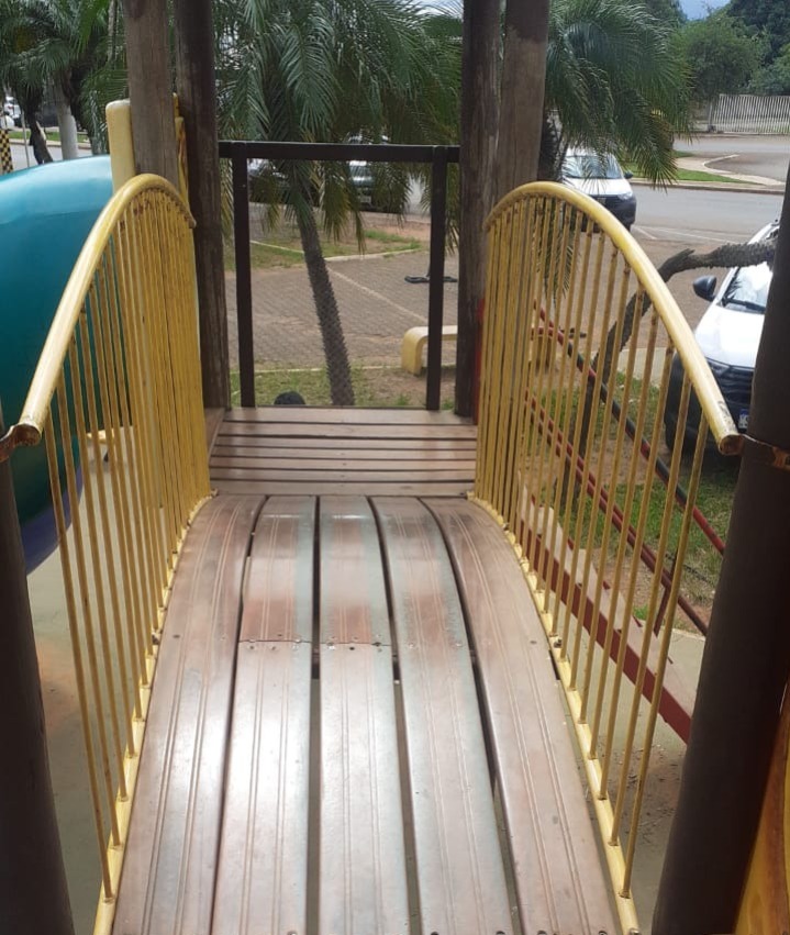 Secretaria de cultura e esporte conserta brinquedos danificados em praças públicas