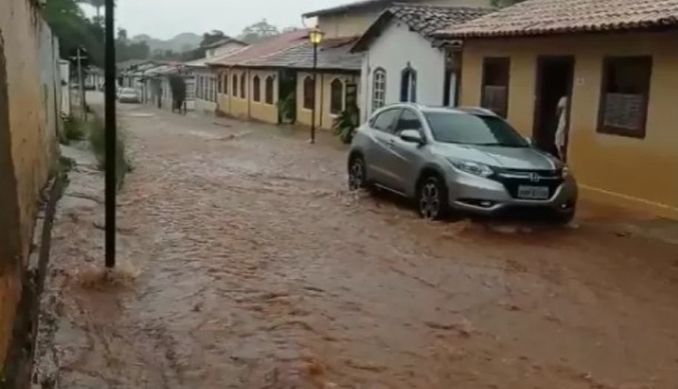 Em Pirenópolis temporal alaga ruas e causa estragos