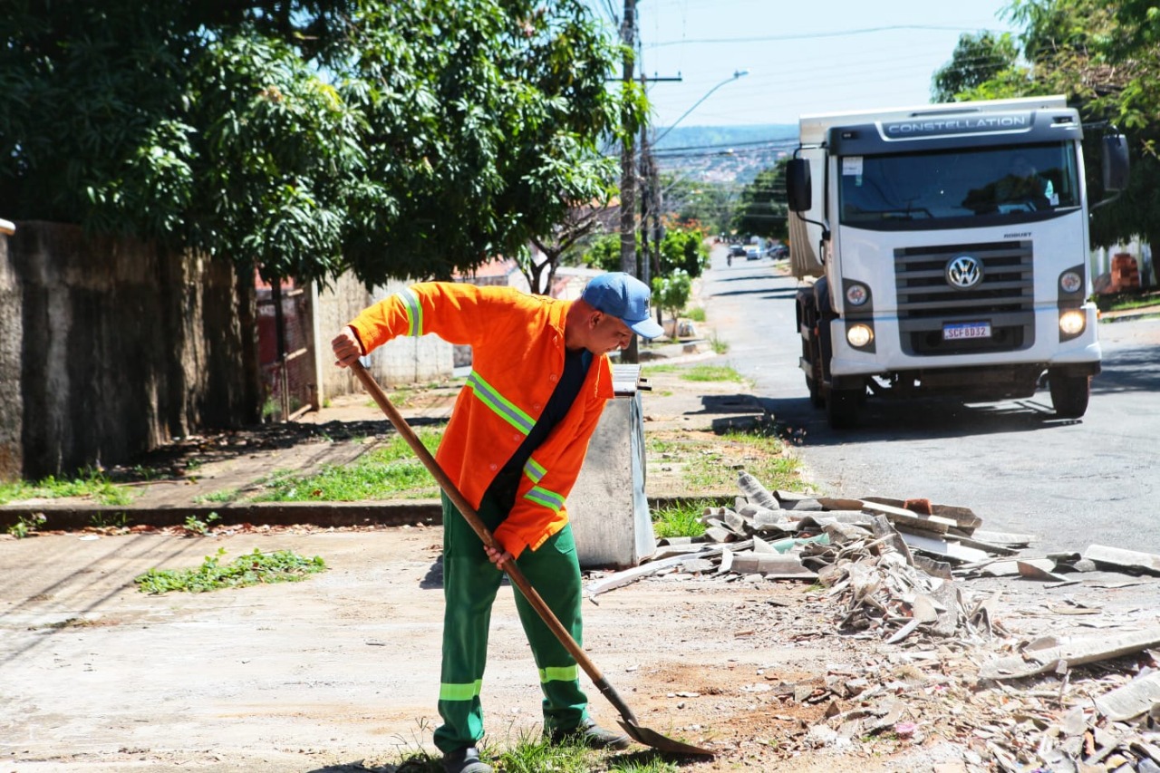Prefeitura remove entulhos e realiza limpeza urbana em 50 bairros de Goiânia, nesta terça-feira (10/01)