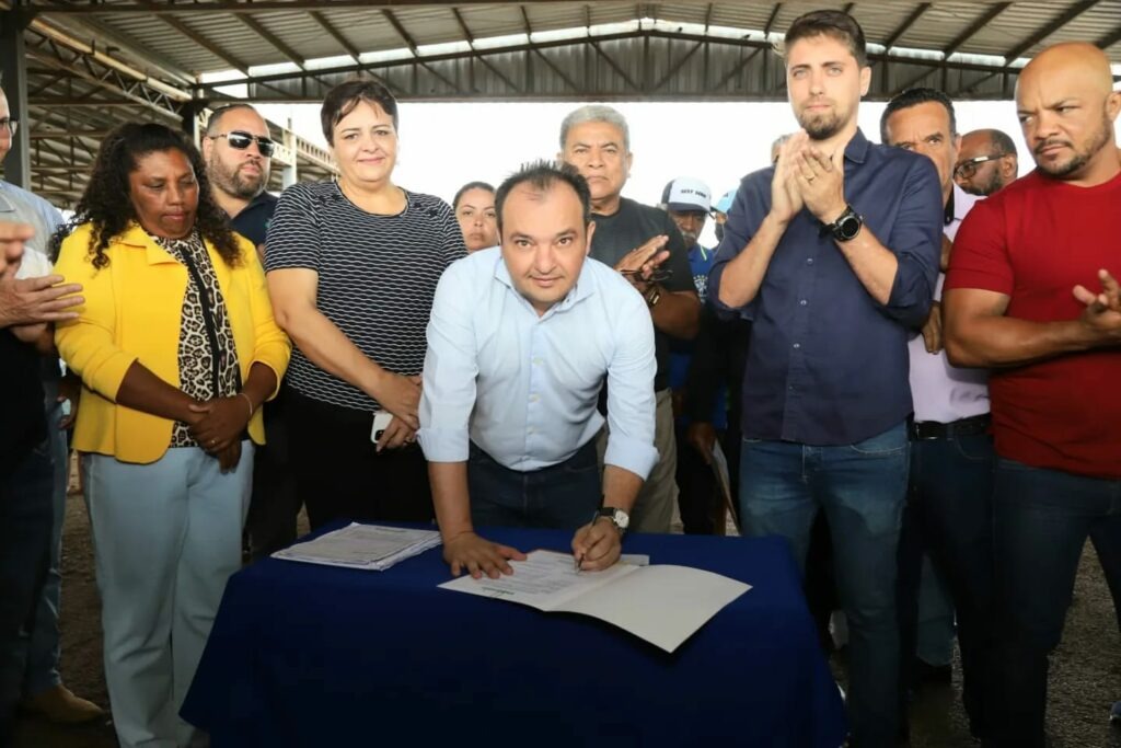 Ordem de serviço que autoriza a revitalização da feira do céu azul é assinada