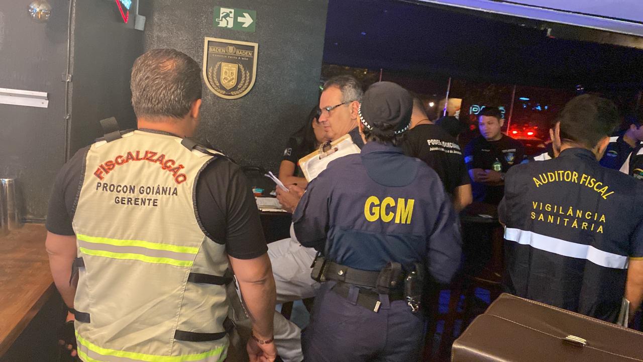 Vigilância Sanitária interdita estabelecimentos por descumprirem lei que proíbe venda e uso de cigarros em locais fechados