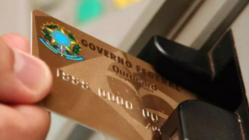 Governo quer ampliar formas de uso do cartão corporativo; especialista vê risco de descontrole